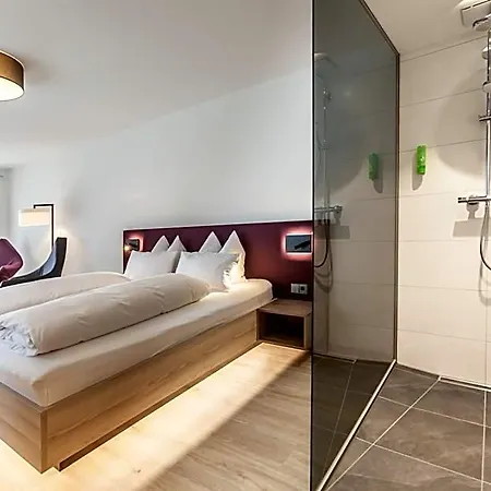 Отель Bollenhuthotel Kirnbacher Hof 3*